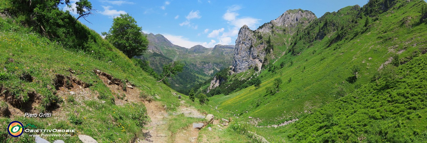 70 Il sent. 219 in discesa con bella vista sul Torrione del Corno Branchino.jpg